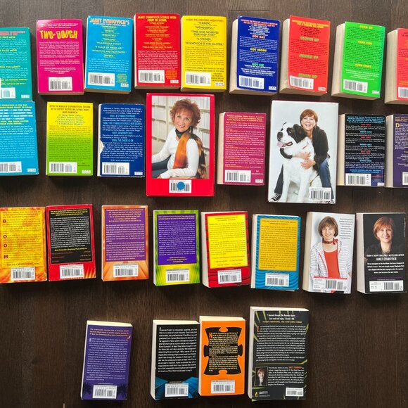 *SIGNED COPY* Janet Evanovich Lot Of 29 Stephanie Plum Books 1-25, plus 4 BONUS - Picture 2 of 3